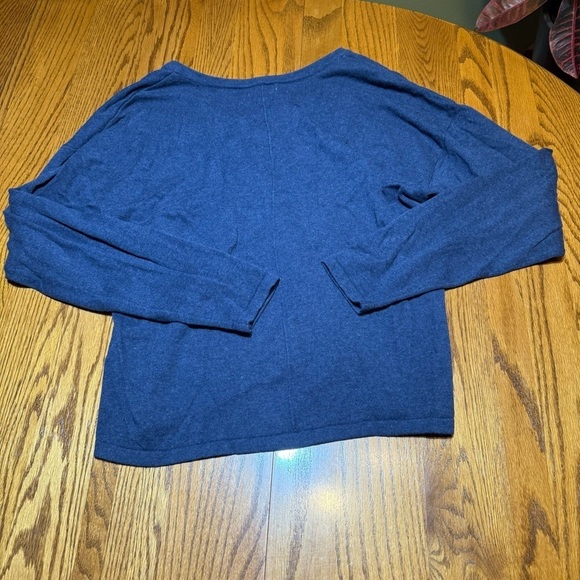 Pact V-Neck Organic Cotton Size Medium - Picture 3 of 4